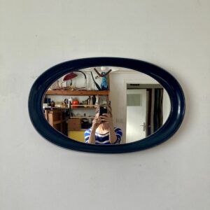 Miroir vintage ovale en plastique bleu
