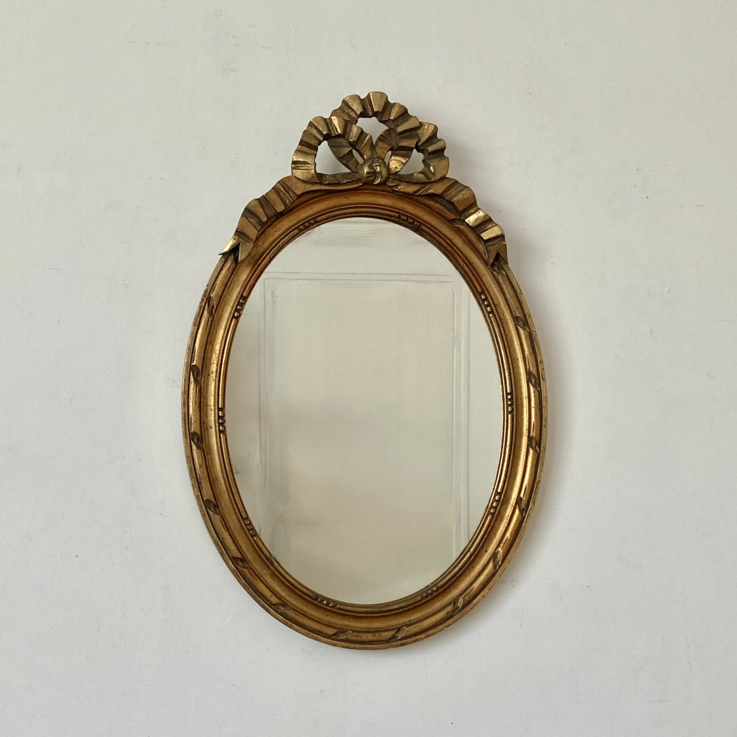 Miroir doré en bois de style baroque