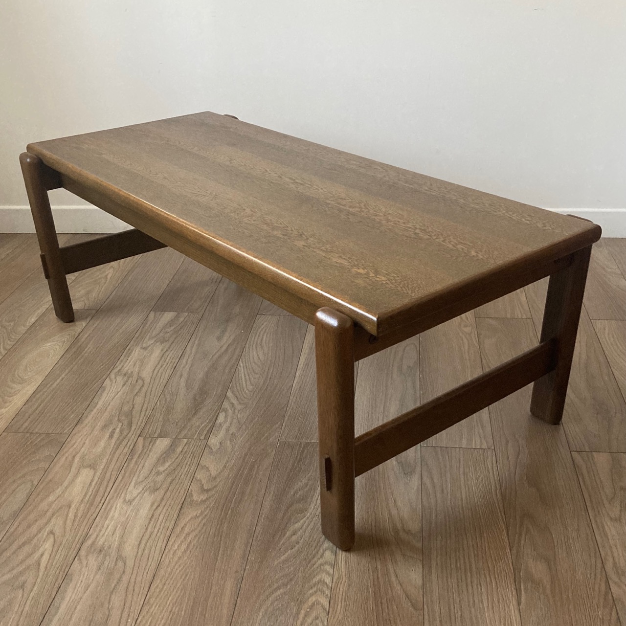 Table basse brutaliste