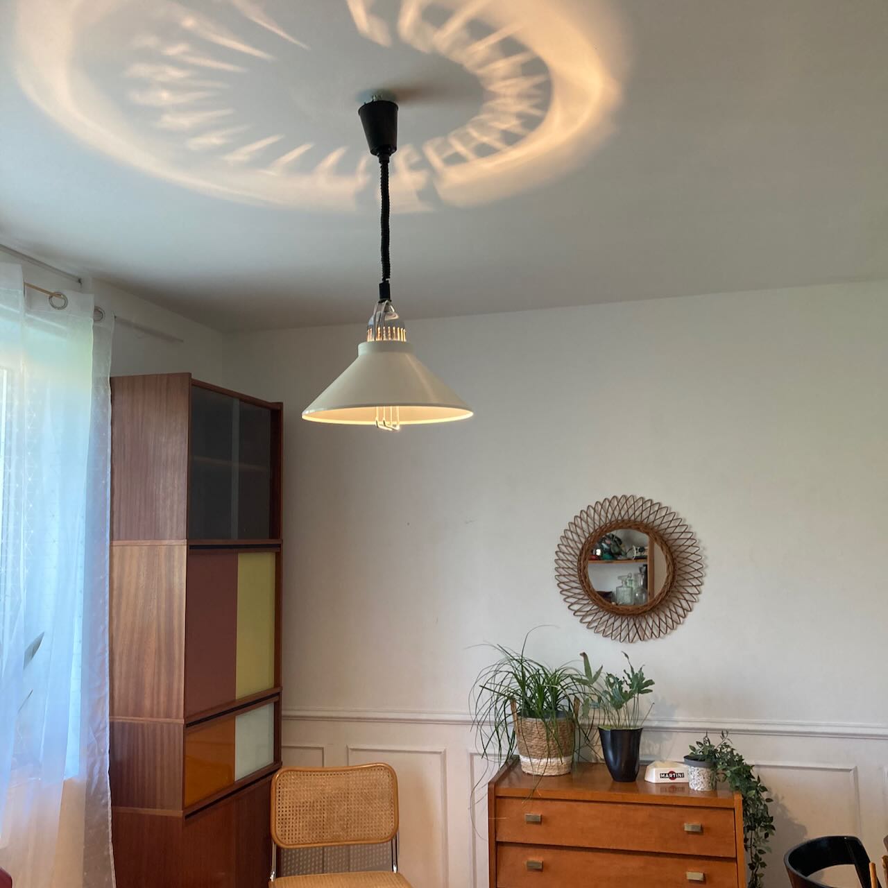 Suspension vintage en métal blanc – Image 3