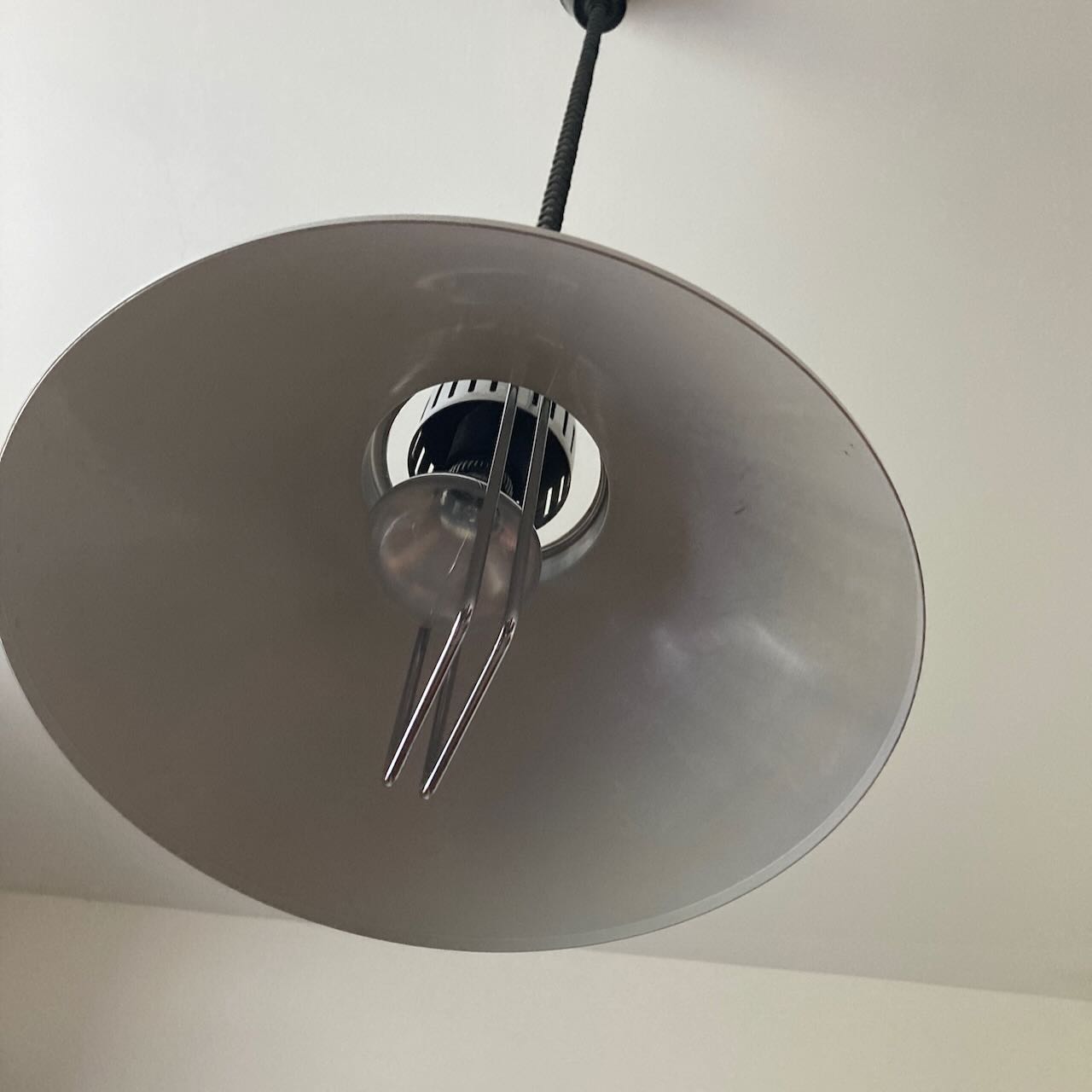 Suspension vintage en métal blanc – Image 7