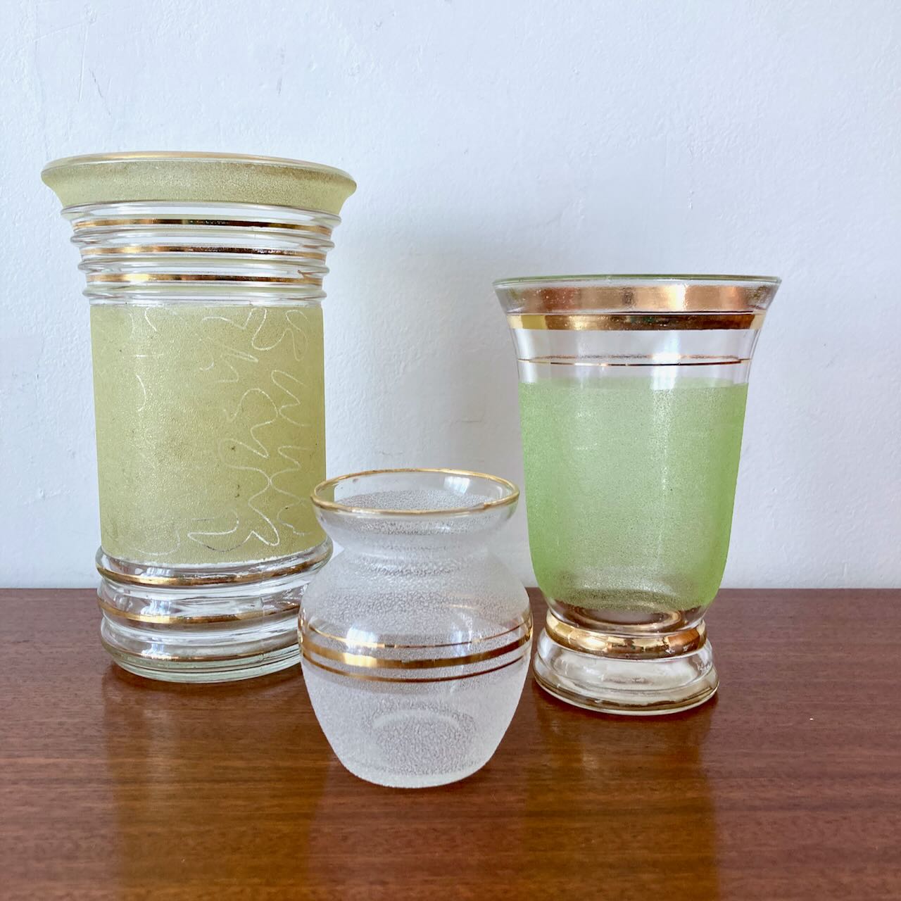 Trio de vases granités et dorés – Image 2