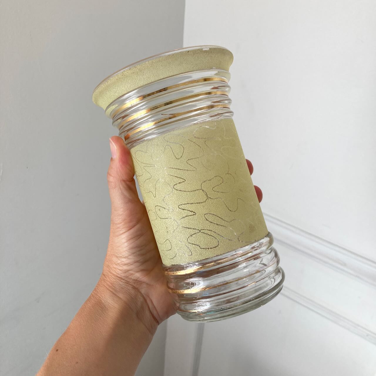 Trio de vases granités et dorés – Image 3