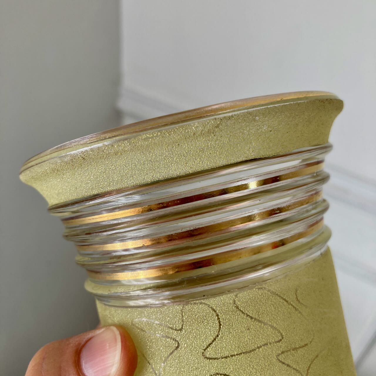 Trio de vases granités et dorés – Image 7