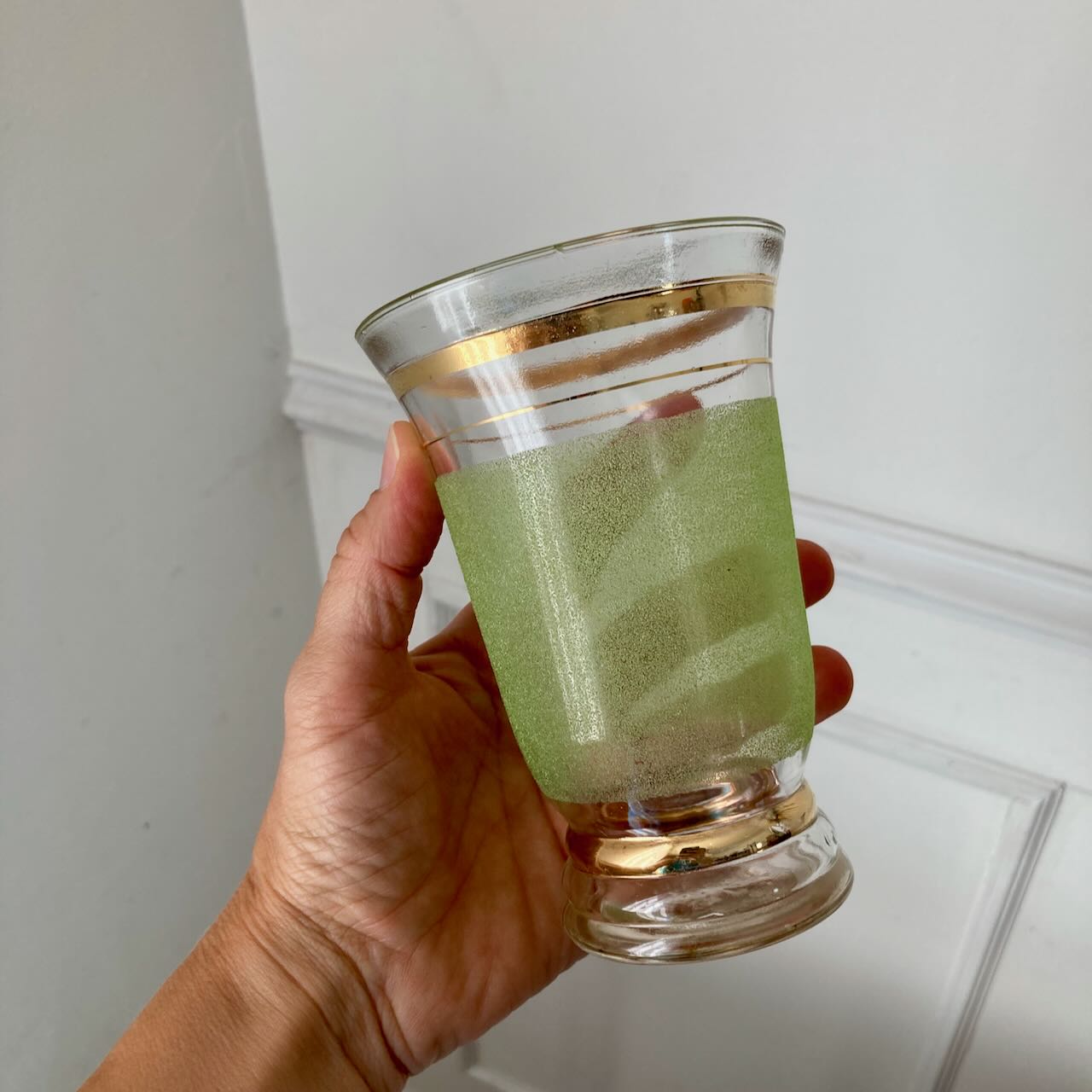 Trio de vases granités et dorés – Image 4