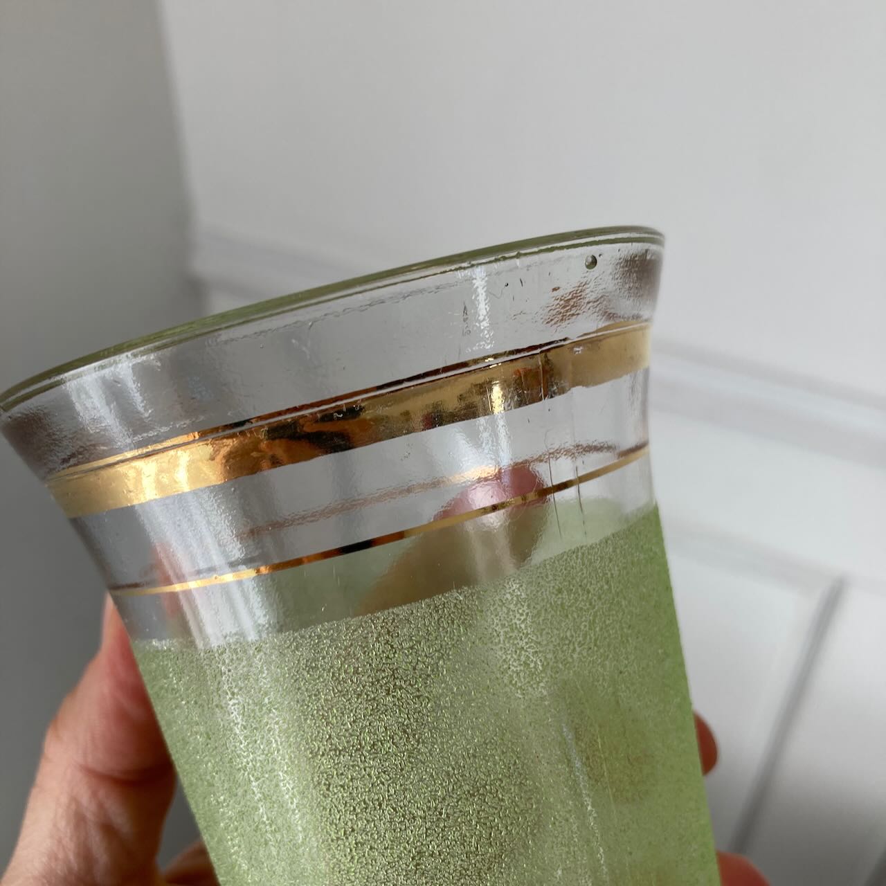 Trio de vases granités et dorés – Image 8