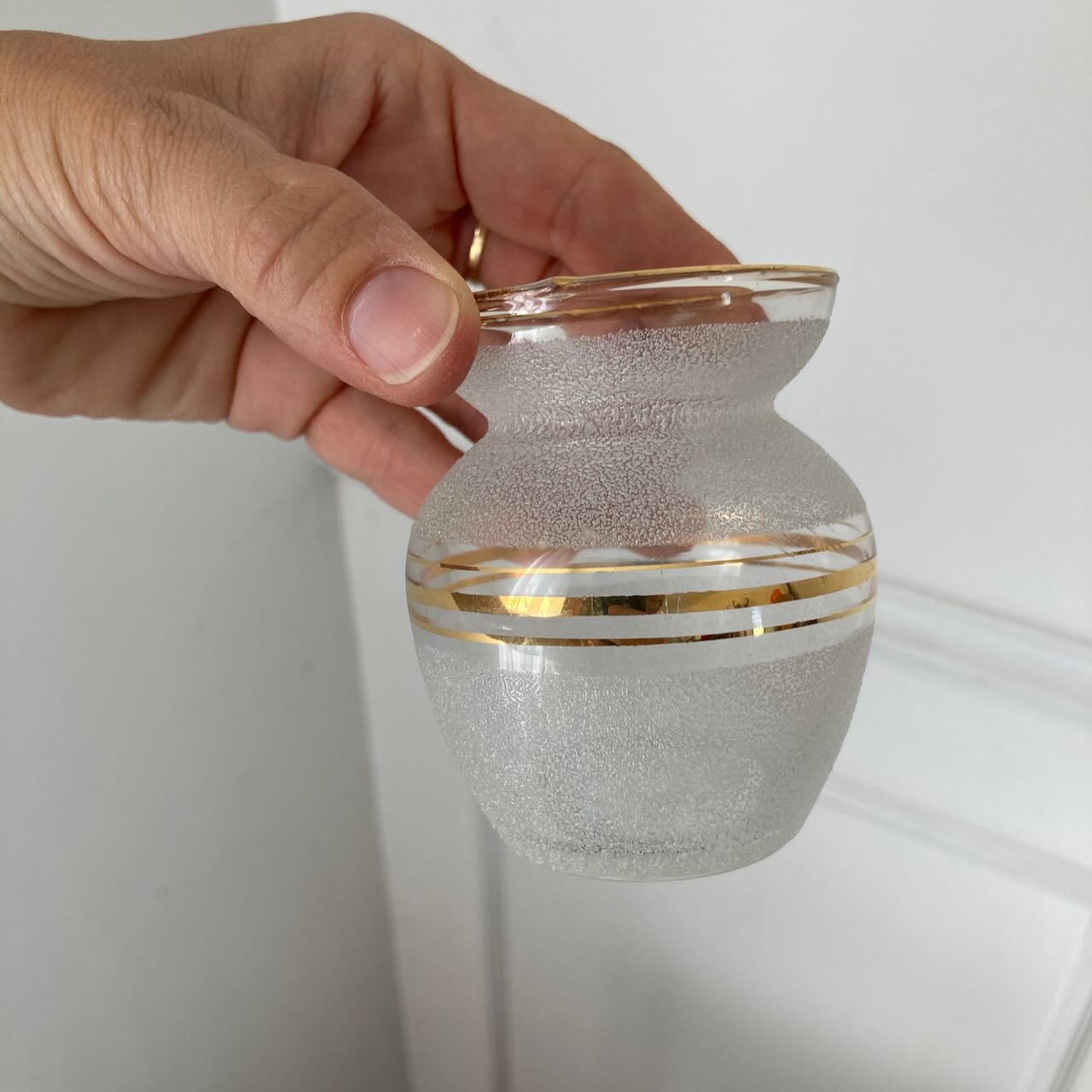 Trio de vases granités et dorés – Image 5