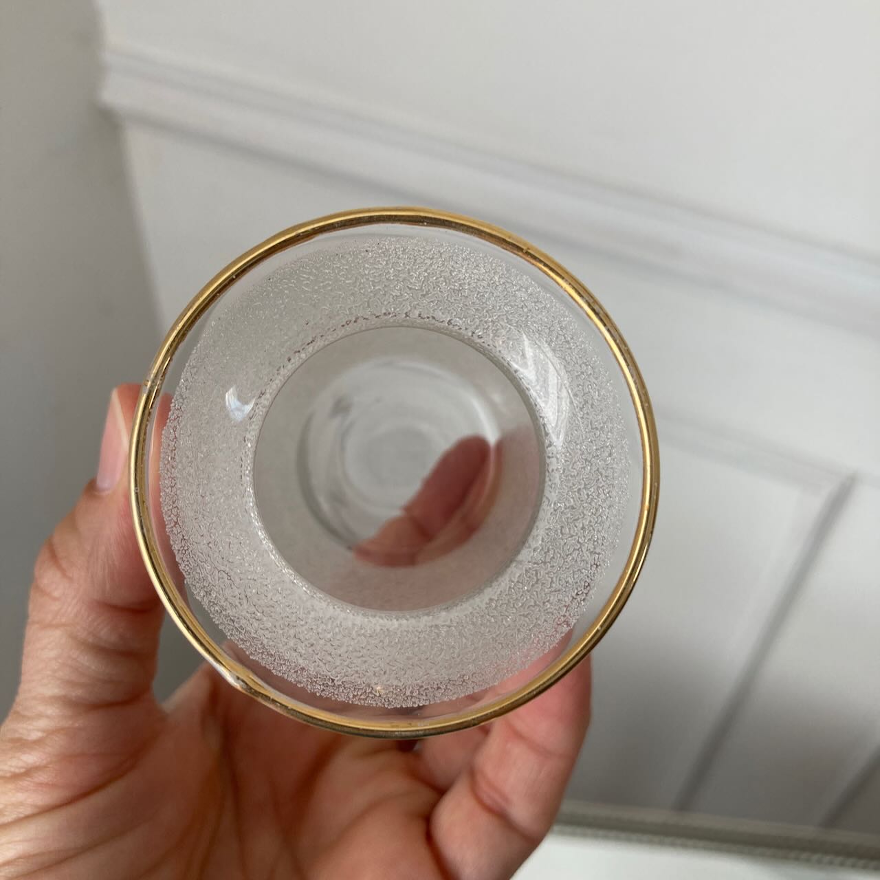 Trio de vases granités et dorés – Image 9